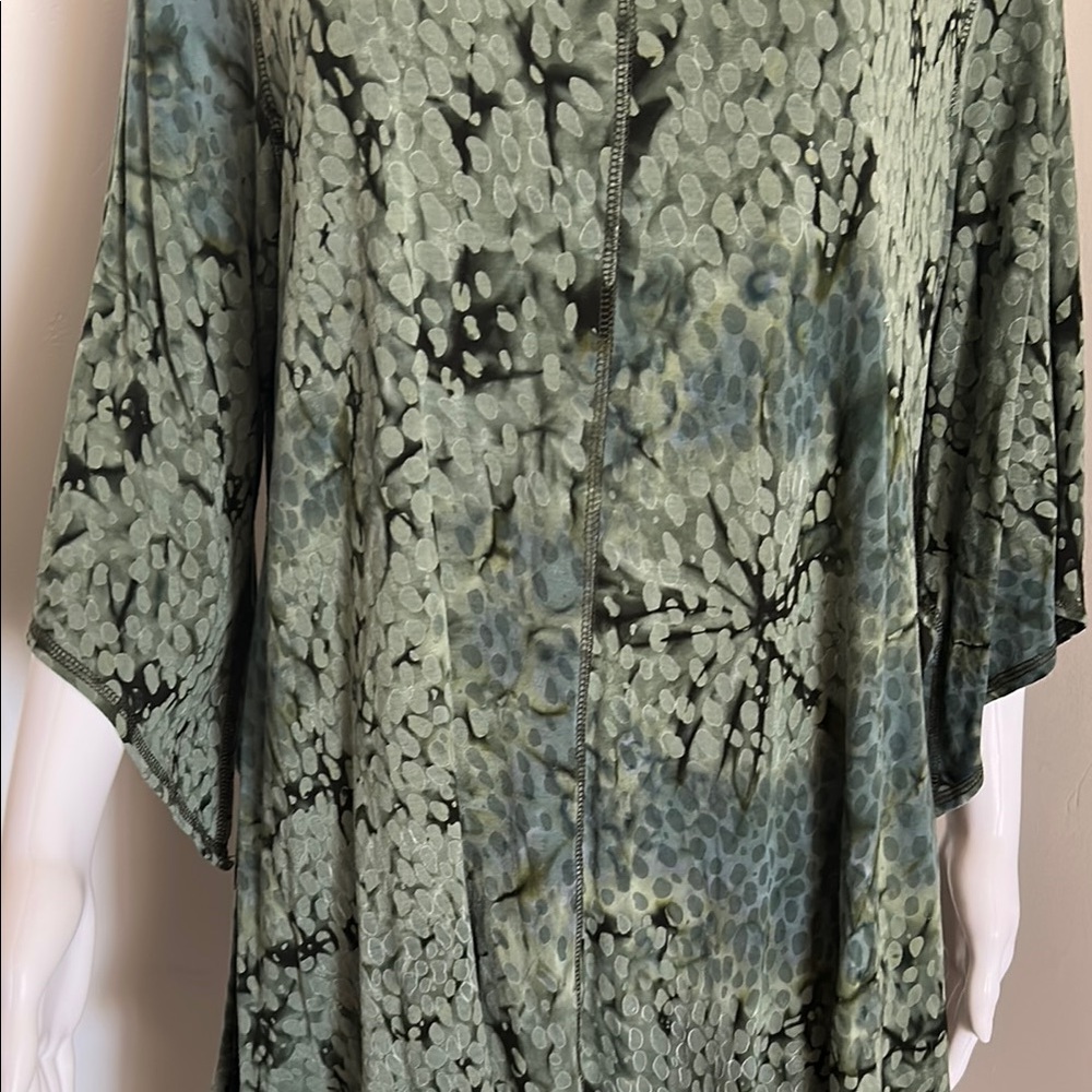 Dunia, Woman’s Size XL Asymmetrical Green Tunic Top - Picture 3 of 10